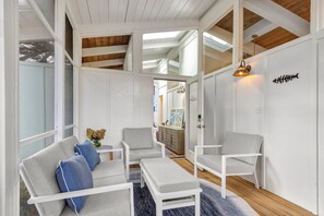 Cottage, letti multipli, accesso alla piscina, vista piscina (CAROLINA STREET 110) | Area soggiorno