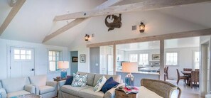 Een televisie en een open haard