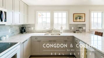 Een magnetron, een vaatwasser, een koffiezetapparaat/waterkoker