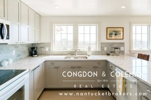 Een magnetron, een vaatwasser, een koffiezetapparaat/waterkoker