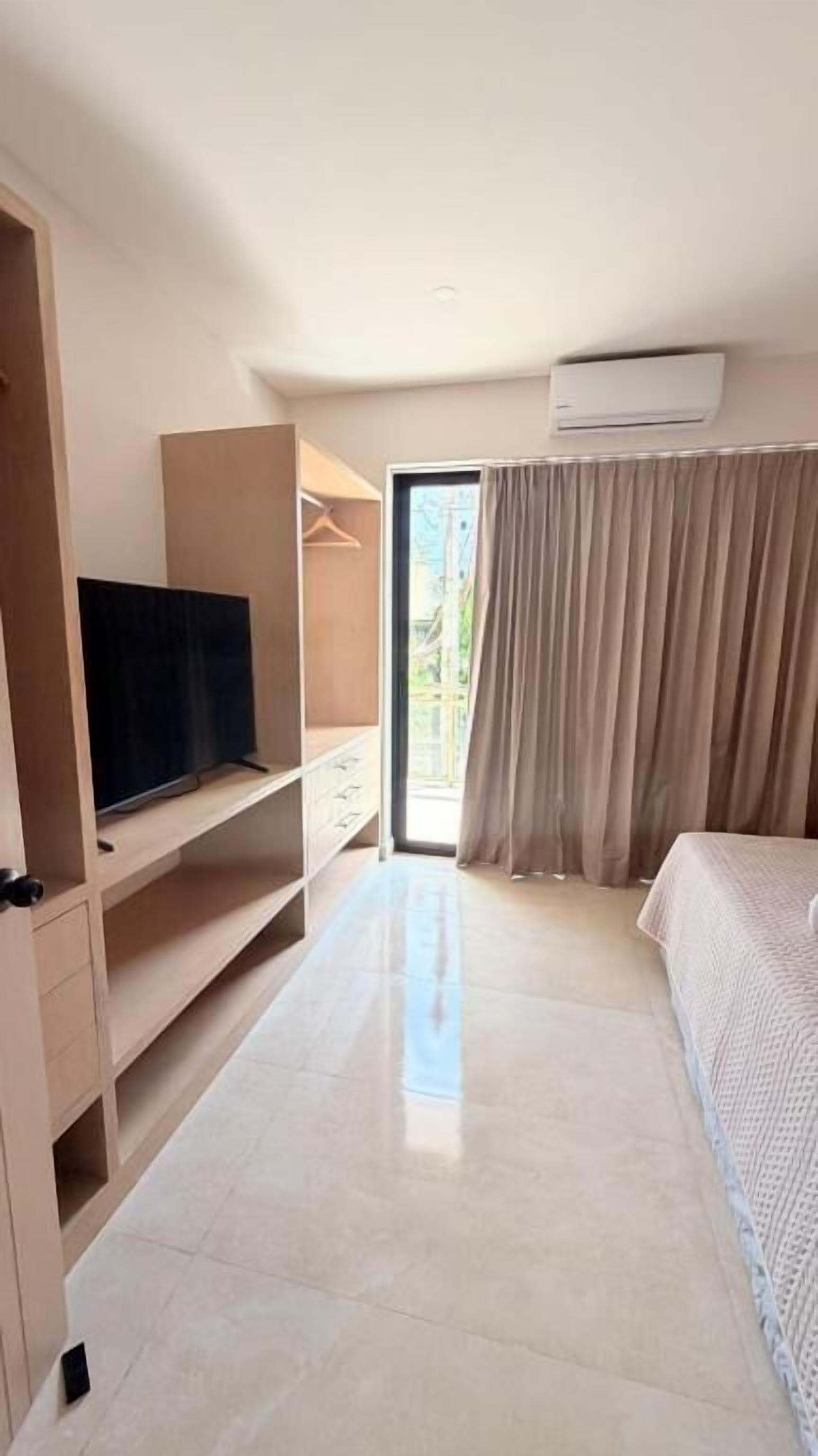 Apartamento superior, 1 quarto, sacada, vista para a cidade | Wi-Fi de cortesia, roupa de cama