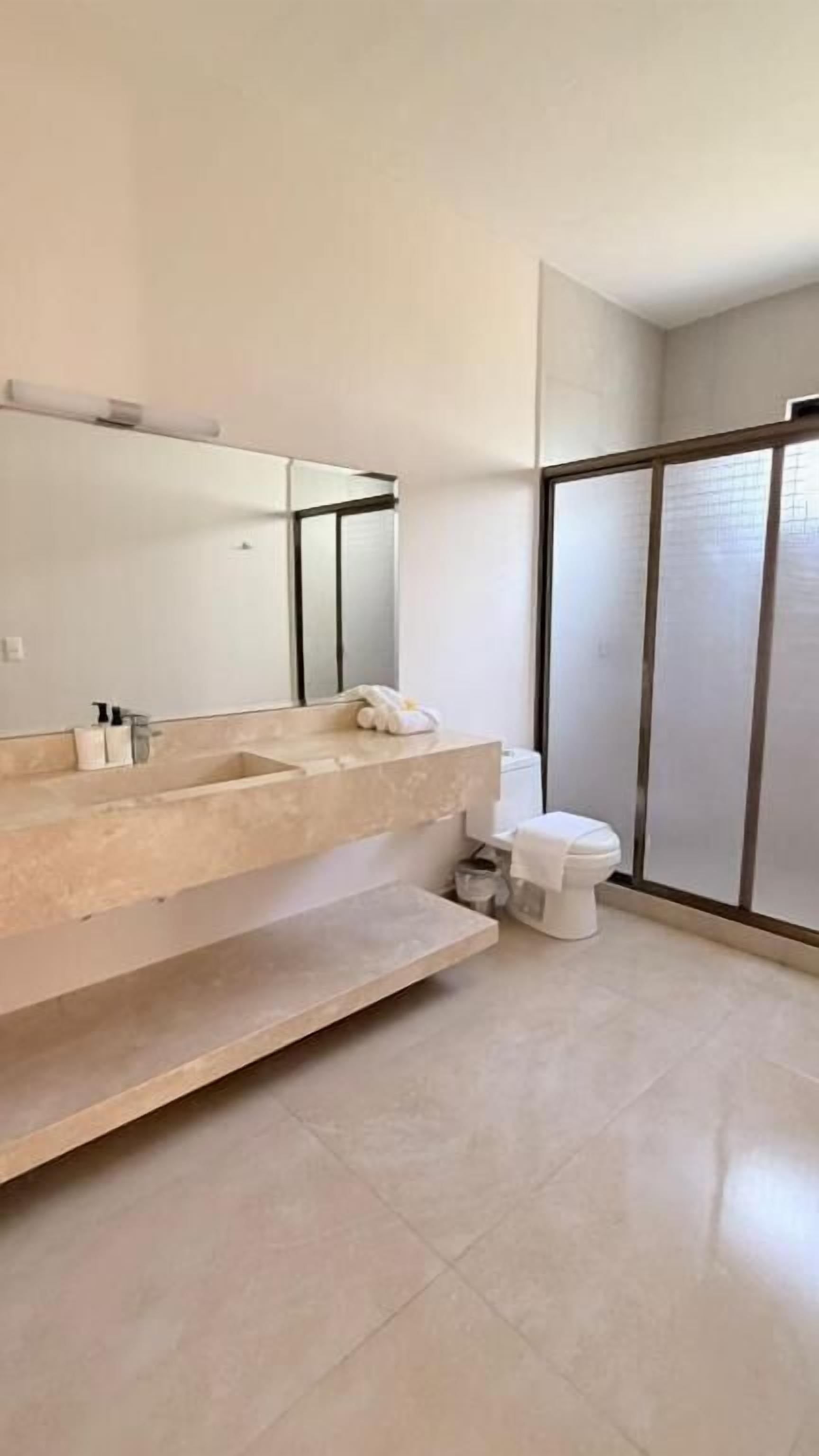 Junior-Suite | Badezimmer | Dusche, Handtücher, Seife, Shampoo