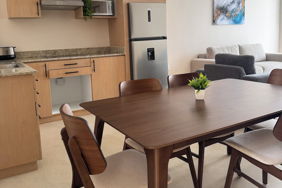 Full-sized fridge, microwave, oven, cookware/dishes/utensils