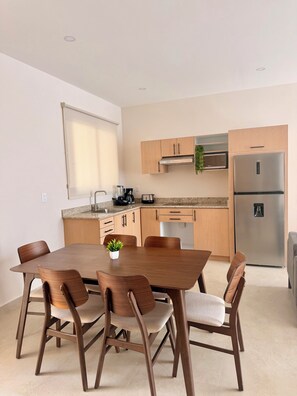 Großer Kühlschrank, Mikrowelle, Ofen, Kochgeschirr/Geschirr/Besteck