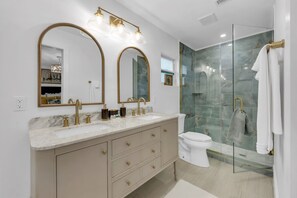 Dusche, Haartrockner, Handtücher, Seife