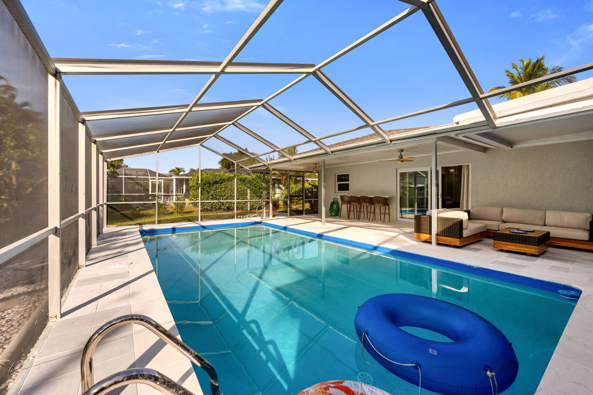 Innendørsbasseng og et oppvarmet basseng