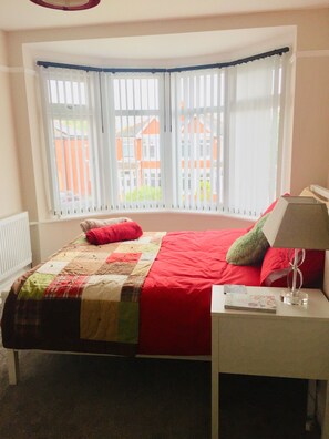 3 عدّة غرف نوم ومكواة/لوح كي وواي فاي مجانًا وملاءات أسرّة