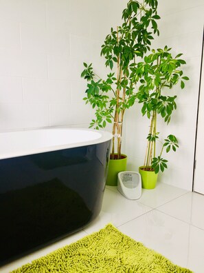 Shower, hair dryer, towels, soap - Traditional Family Home, Driveway & Gardens -  Preston, Samlesbury, M6, M55,M61, (Preston)