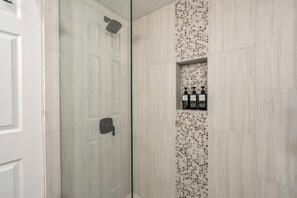 Shower, hair dryer, towels, soap - Updated Beauty Steps to the Beaver Creek Lot-Pet Friendly (Avon)