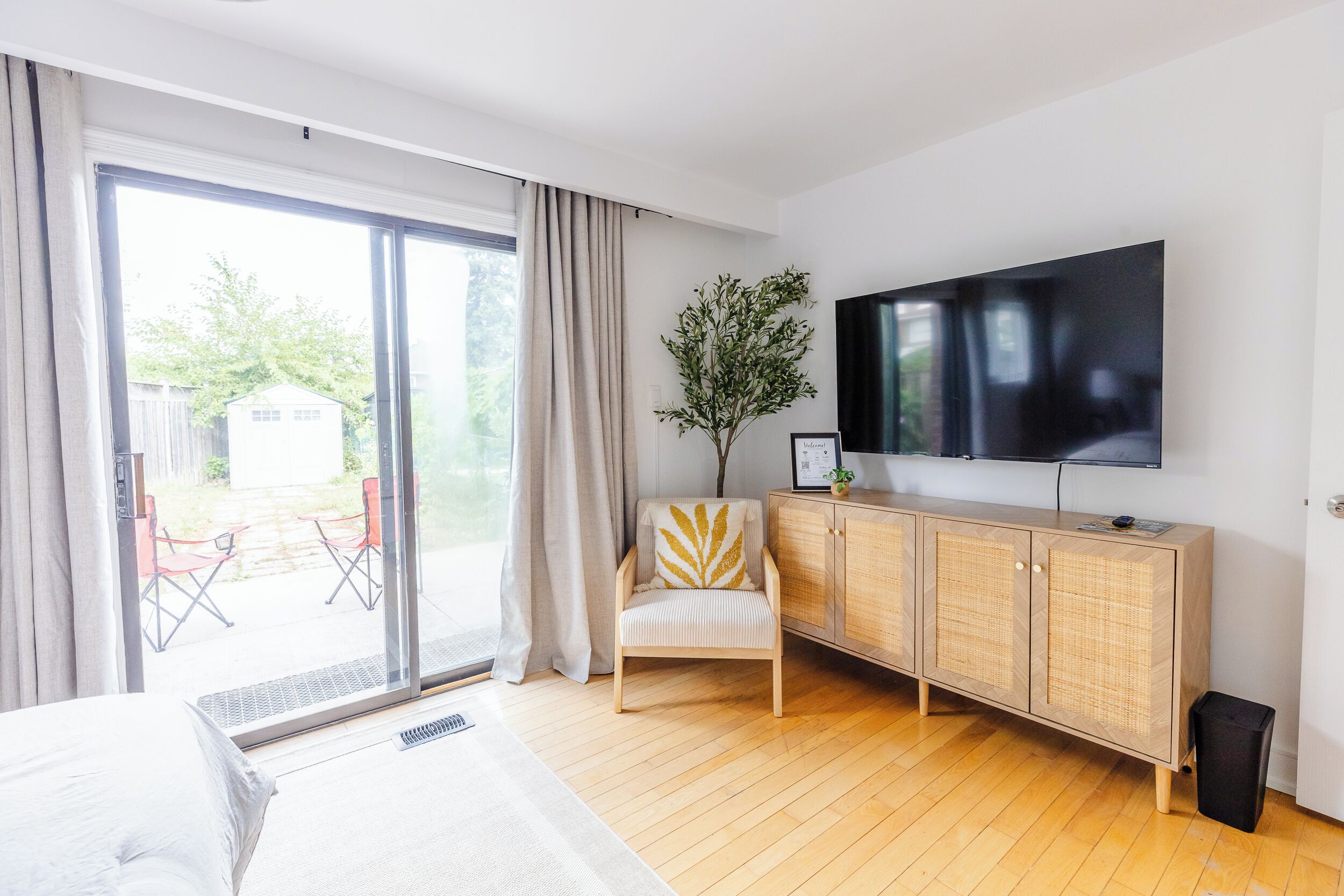 2 soverom, skrivebord, strykejern/-brett og reiseseng for barn