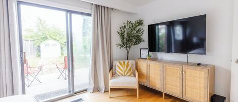 2 chambres, bureau, fer et planche à repasser, lit parapluie