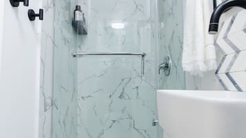 Dusche, Haartrockner, Handtücher, Seife