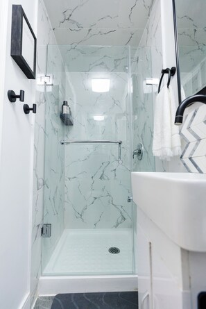 Shower, hair dryer, towels, soap - Private 2-BR Suite w/ Patio (Mississauga)