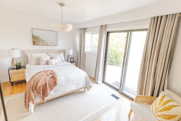 2 slaapkamers, een bureau, een strijkplank/strijkijzer, reisbedje