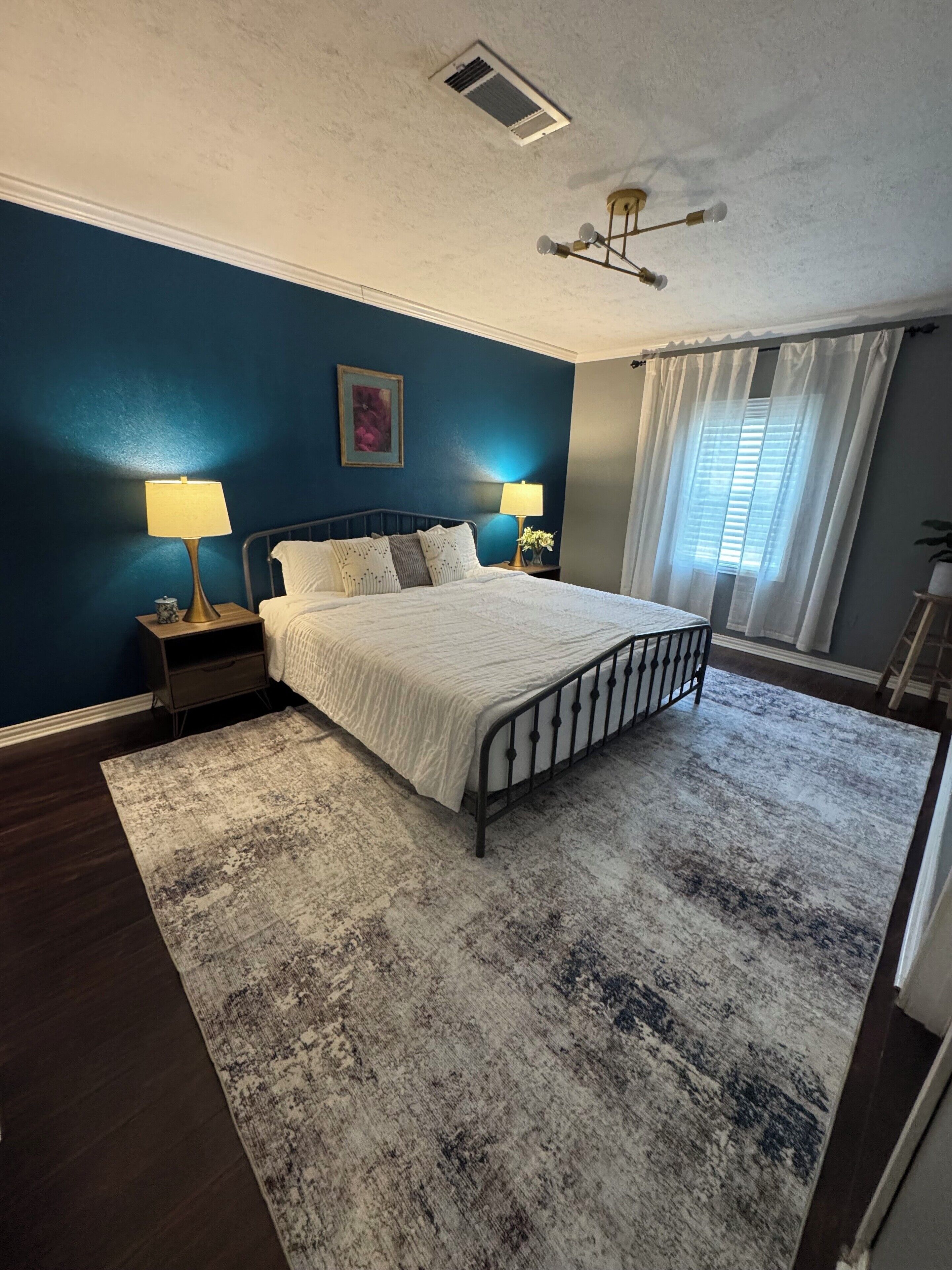 3 habitaciones, tabla de planchar con plancha, wifi y ropa de cama 