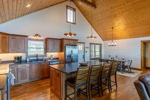 Coffee/tea maker, fridge, microwave, oven - Golden Hours - AppSki, luxury, games, mesh wi-fi, views, foosball (Blowing Rock)