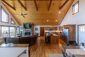 Interior - Golden Hours - AppSki, luxury, games, mesh wi-fi, views, foosball (Blowing Rock)