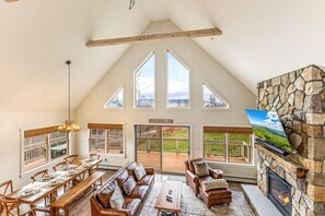 Smart TV, fireplace, books - Beautiful Chalet w/Mtn Views • Hot Tub • Sleeps 12 (Bethel)