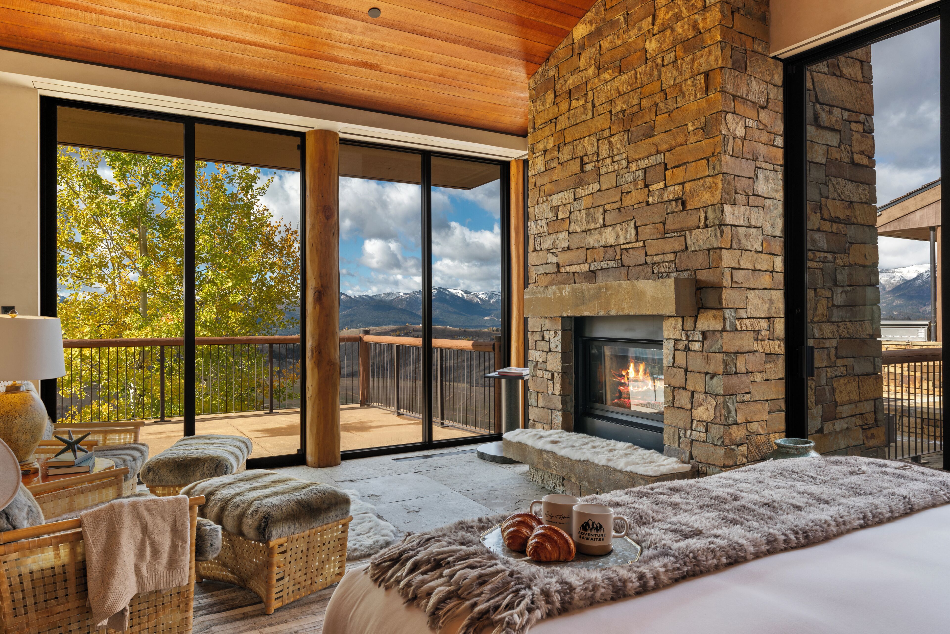 Een bureau, een strijkplank/strijkijzer, gratis wifi, beddengoed