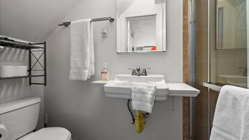 Haartrockner, Handtücher, Seife, Toilettenpapier