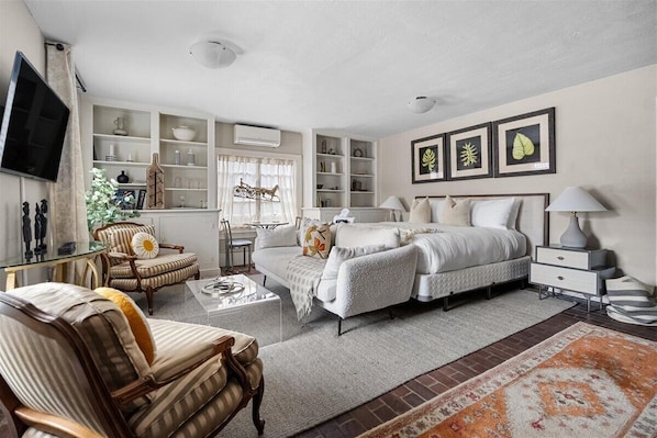 2 bedrooms, iron/ironing board, WiFi, bed sheets - Timeless Carriage House Stay in Old Town, Alexandria (Alexandria)