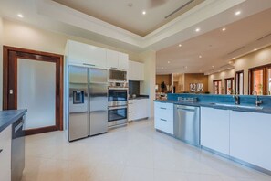 Een koelkast, een microgolfoven, een oven, een kookplaat