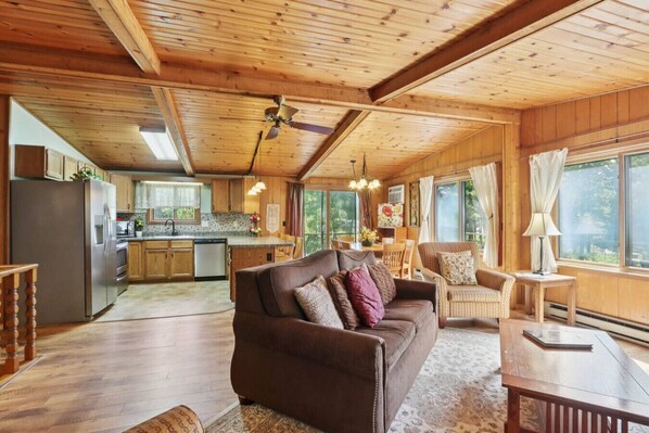 Una televisión, una chimenea