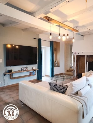 TV, fireplace