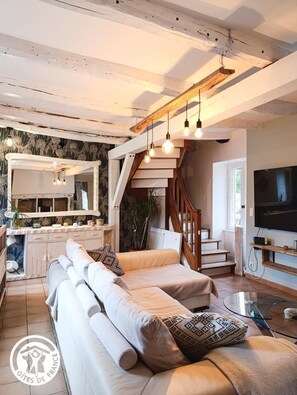 TV, fireplace