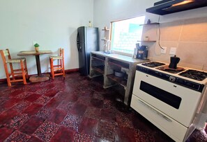 Køleskab, kaffe-/temaskine, blender, køkkentøj/tallerkener/redskaber