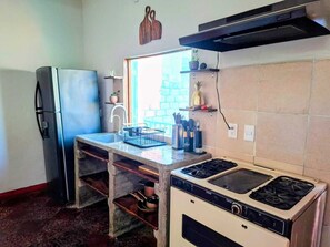 Refrigerador, cafetera y tetera, licuadora y utensilios de cocina 