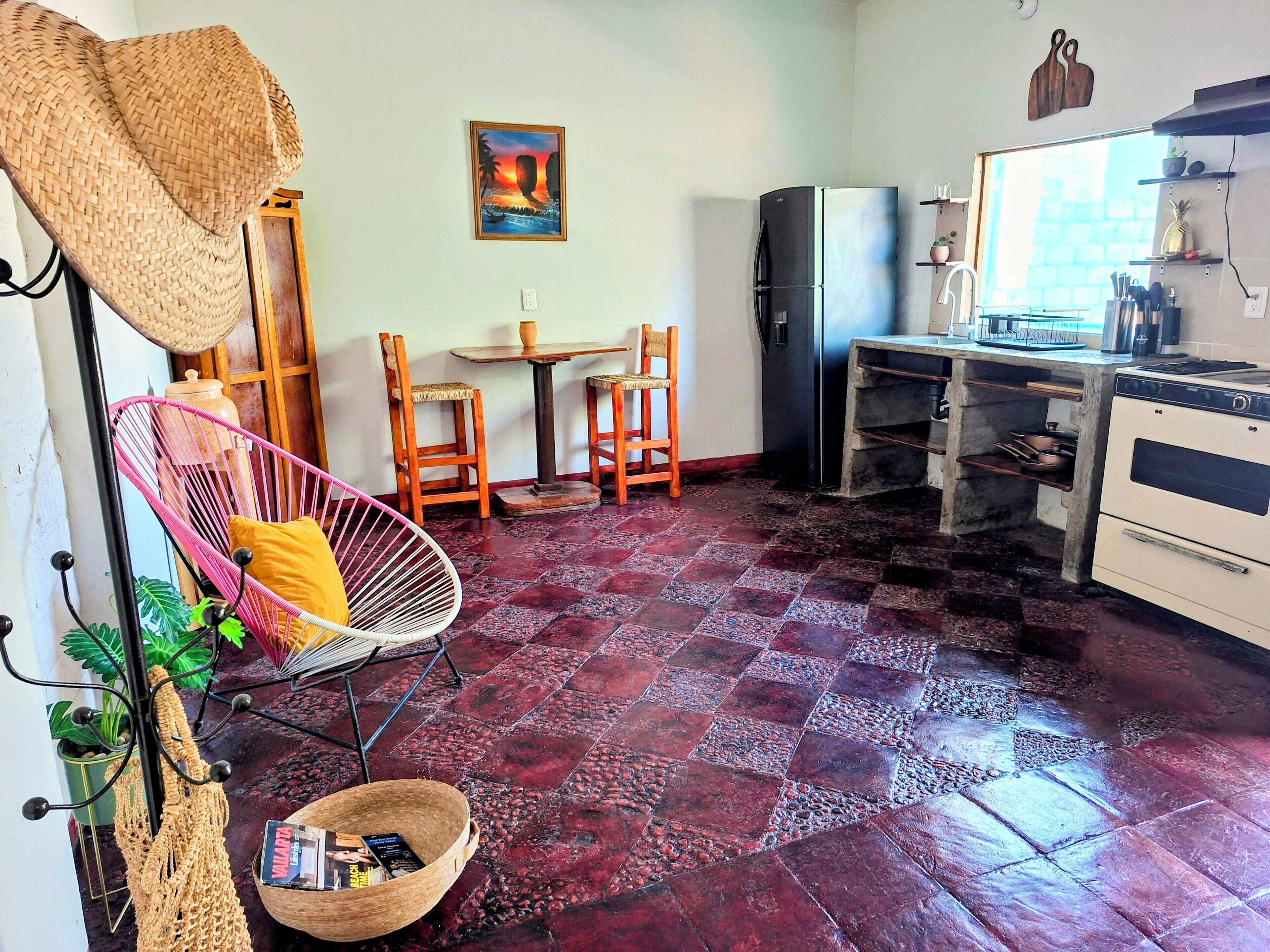 Kühlschrank, Wasserkocher mit Kaffee-/Teezubehör, Mixer