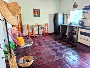 Refrigerador, cafetera y tetera, licuadora y utensilios de cocina 