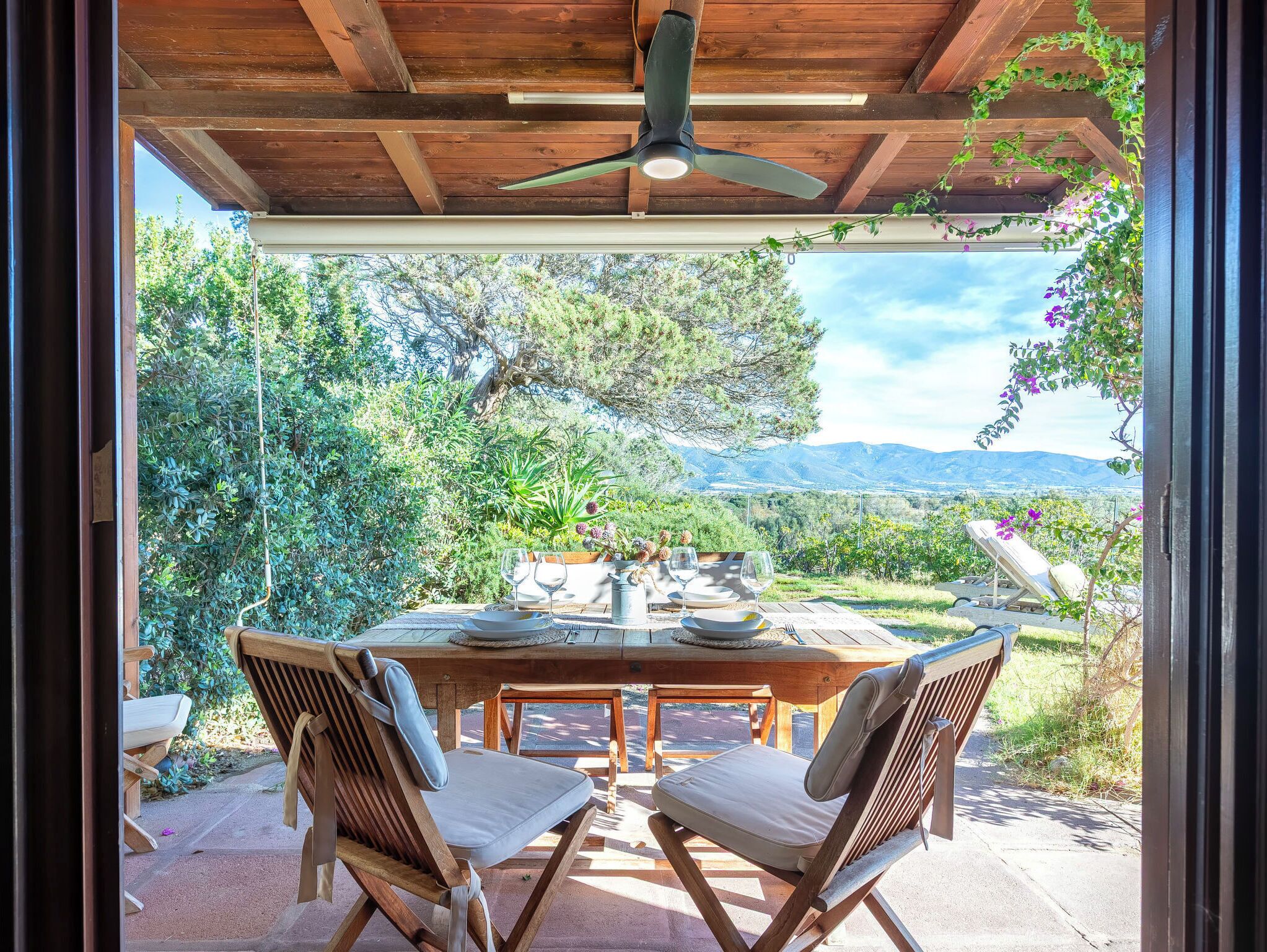 屋外ダイニングエリア