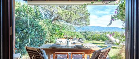 屋外ダイニングエリア