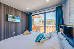 1 bedroom, desk, iron/ironing board, travel cot - Private Suite w/HotTub, 2m Arikok Park, 3 people (Santa Cruz)