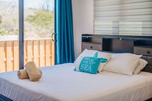 1 bedroom, desk, iron/ironing board, travel cot - Private Suite w/HotTub, 2m Arikok Park, 3 people (Santa Cruz)