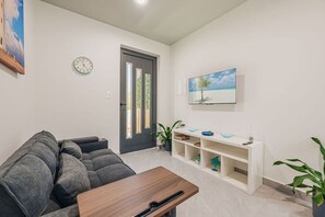 TV, stereo - Private Suite w/HotTub, 2m Arikok Park, 3 people (Santa Cruz)