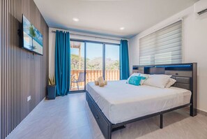 1 bedroom, desk, iron/ironing board, travel cot - Private Suite w/HotTub, 2m Arikok Park, 3 people (Santa Cruz)