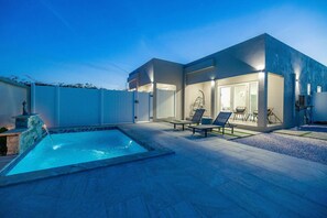 Pool - Stylish & Sunny Gem: Mins to Beach ~ Private Pool! (Oranjestad)