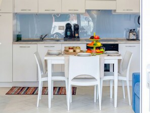 Refrigerador, microondas, horno y utensilios de cocina 