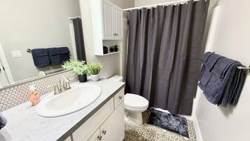 Ducha, secador de pelo, toallas y jabón