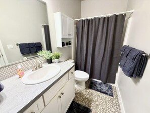 Doccia, asciugacapelli, asciugamani, sapone