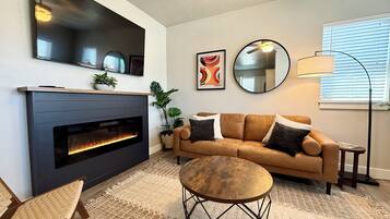 Una televisión, una chimenea