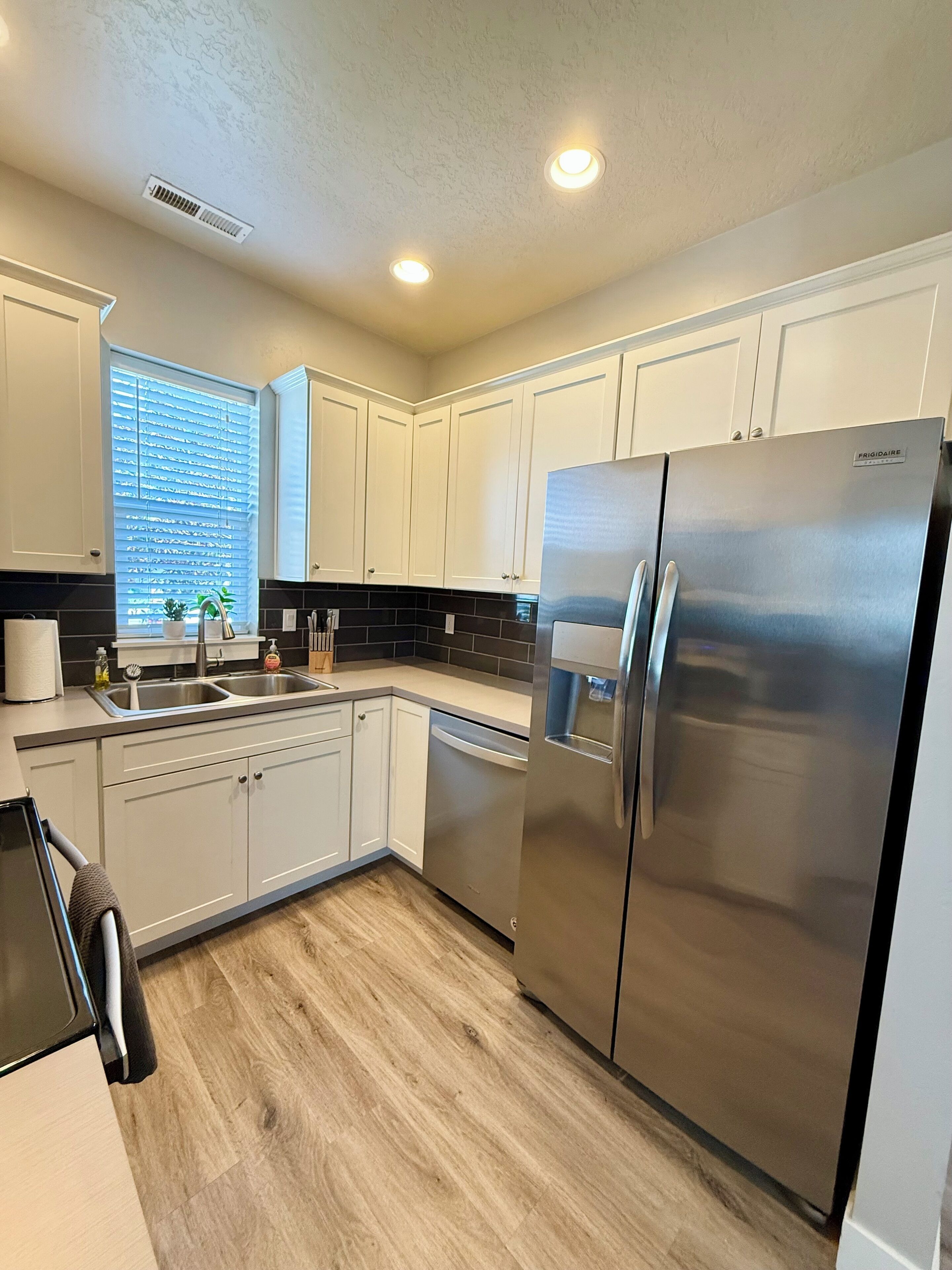 Four à micro-ondes, un four, surface de cuisson, lave-vaisselle