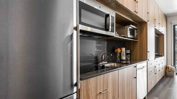 Geladeira, micro-ondas, talheres/pratos/utensílios de cozinha