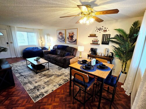 Cozy Elevated Luxury - King Bed, Coffee Bar, Sleeps 5, Perfect for Families