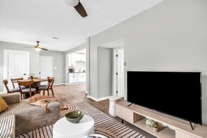 Living area - 15 MIN 2 CLE I Walk 2 Bars I Game Room I 2 Full Kitchens (Lakewood)