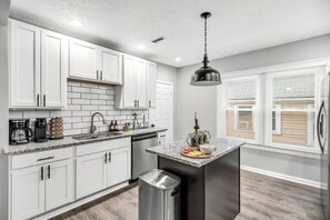 Private kitchen - 15 MIN 2 CLE I Walk 2 Bars I Game Room I 2 Full Kitchens (Lakewood)