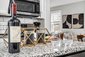 Dining - 15 MIN 2 CLE I Walk 2 Bars I Game Room I 2 Full Kitchens (Lakewood)